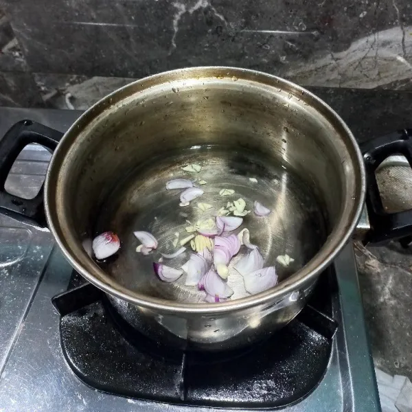 Masukkan air, rebus hingga mendidih, masukkan juga irisan bawang merah dan bawang putih.