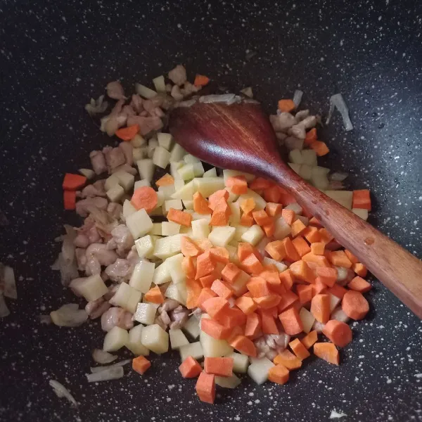 Masukkan sayuran, masak sebentar.