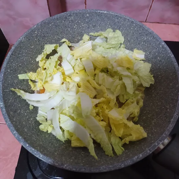 Masukkan sawi putih, setelah sayuran empuk, koreksi rasa dan angkat.