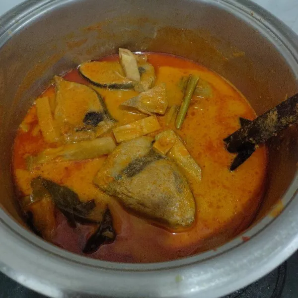 Jika kuahnya sudah mengental kayak pangek, koreksi rasa salin ke piring saji dan siap disajikan.