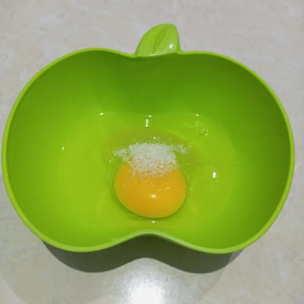 Kocok telur dan gula.