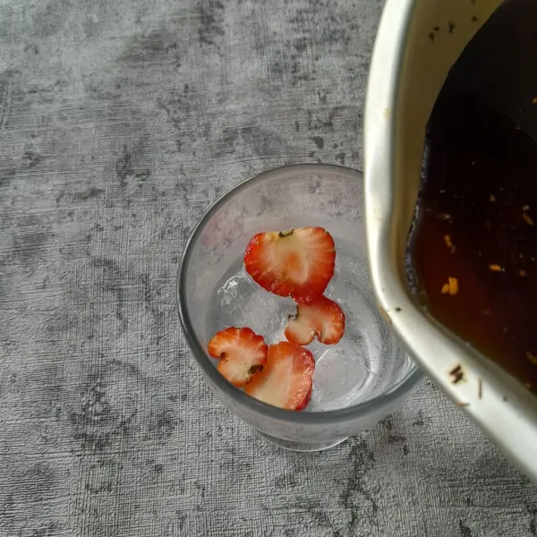 Masukkan teh yang sudah disaring.