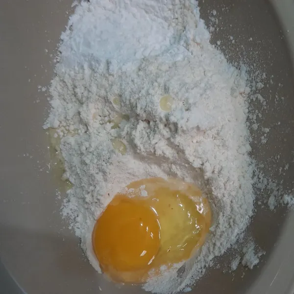 Tambahkan telur dan garam.