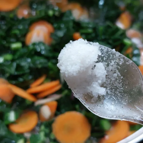 Tambahkan air, lalu masak hingga wortel matang. Terakhir tambahkan garam dan kaldu bubuk lalu sajikan.