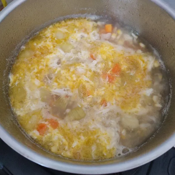 Tuang telur kocok sambil di aduk-aduk.