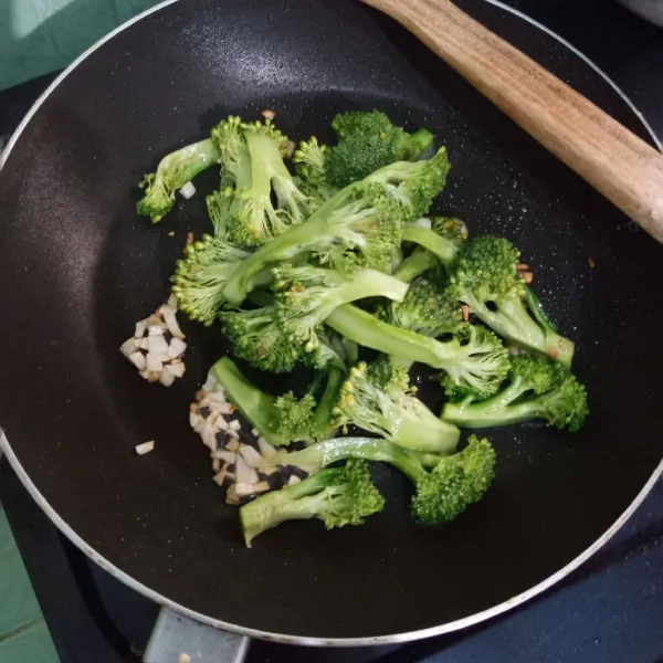 Masukkan brokoli, aduk sebentar.