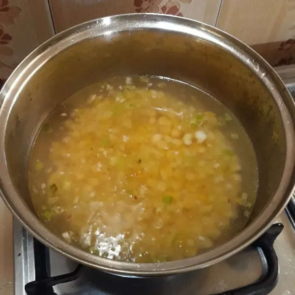 Masukkan jagung, masak selama 7 menit.