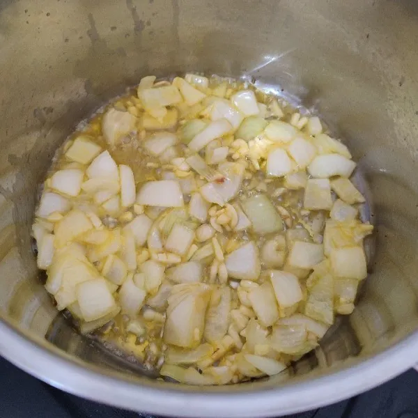 Tuang margarin ke panci, tumis bawang putih dan bawang bombai hingga layu.