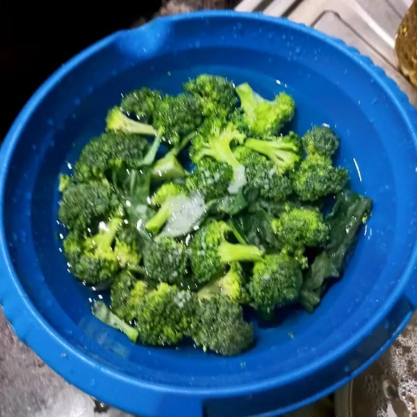 Cuci bersih brokoli, rendam dengan air garam.