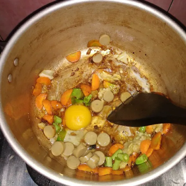 Panaskan minyak, tumis bumbu halus hingga harum. Kemudian tambahkan wortel dan buncis. Aduk-aduk hingga agak layu. Kemudian tambahkan telur dan sosis.