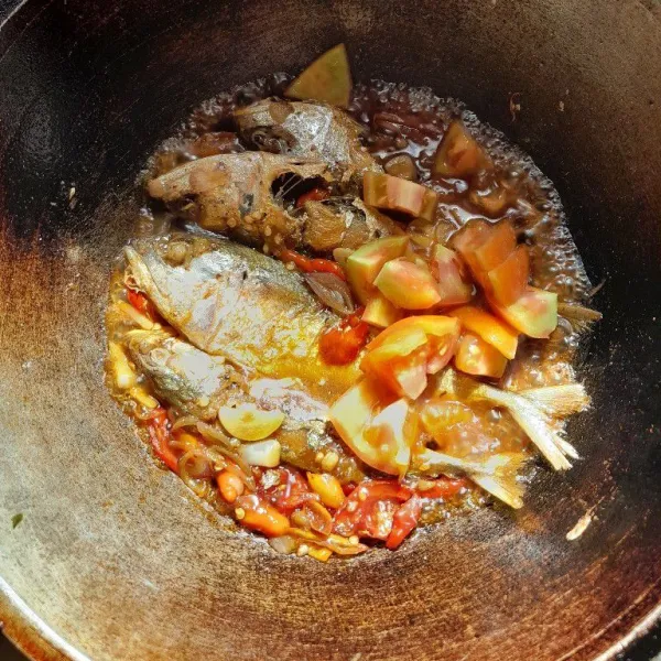 Setelah air menyusut, masukkan tomat, kaldu bubuk, aduk rata. Ikan kembung kecap siap dihidangkan.