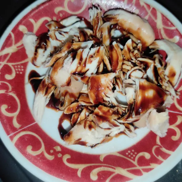 Marinasi ayam dengan kecap manis dan saus tiram.