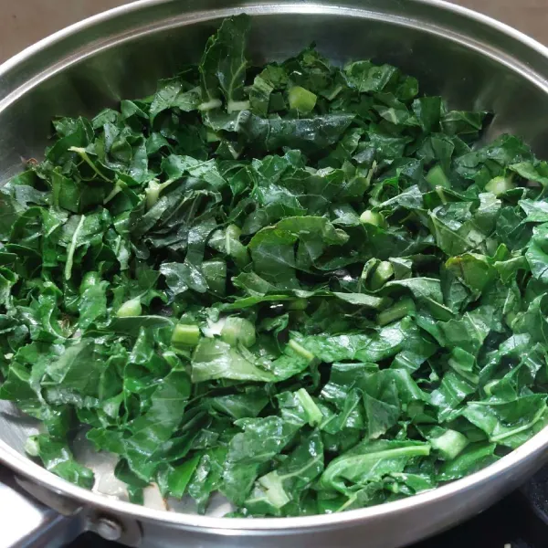 Tambahkan daun brokoli, tumis hingga layu.