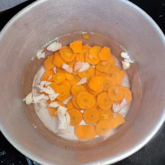 Didihkan sedikit air, lalu masukkan bawang putih, irisan wortel dan baby corn, masak hingga empuk.