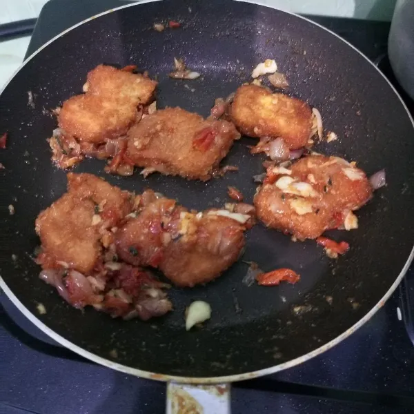 Hingga nugget terbaluri sambal seperti ini, dan nugget pun siap dimakan dengan nasi hangat.