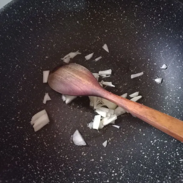 Panaskan minyak, iris bawang bombai, tumis hingga harum. Kemudian masukan ayam, tumis hingga berubah warna.