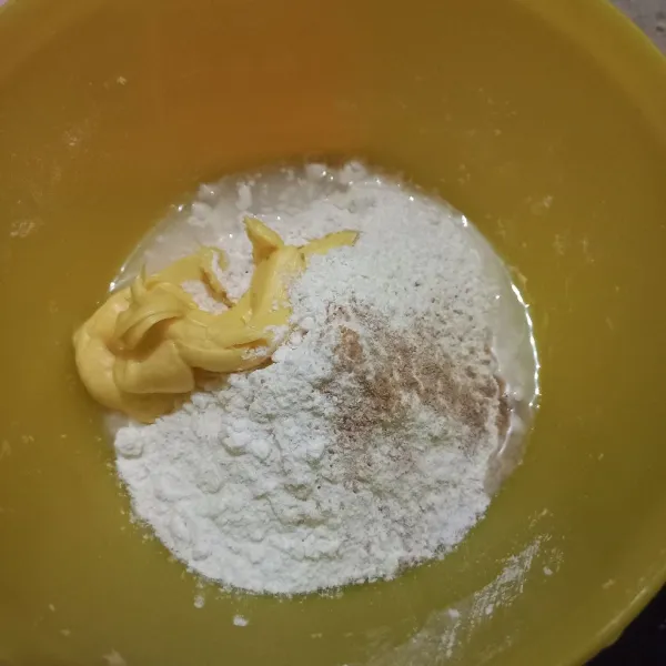 Setelah itu buat kulit puff dengan memcampur semua bahan untuk membuat lapisan puff, aduk hingga kalis.