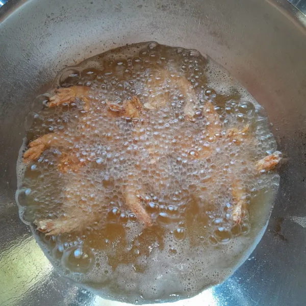 Goreng udang yang sudah bertepung ke dalam minyak yang sudah panas. Goreng udang hingga kuning kecokelatan.