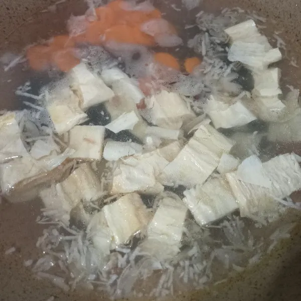 Masukkan wortel, tahu putih, tofu dan kembang tahu. Aduk rata.