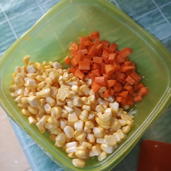 Iris jagung dan potong dadu wortel.