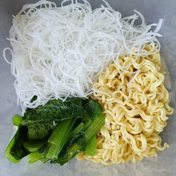 Rendam soun, rebus mie dan pakcoy sampai matang, angkat dan tiriskan.
