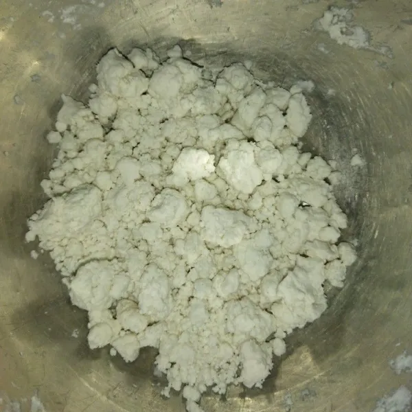 Campur tepung sagu, garam dan air, aduk rata.