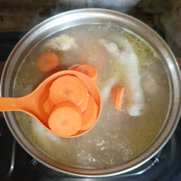 Tambahkan wortel dan rebus sampai ceker matang dan empuk.