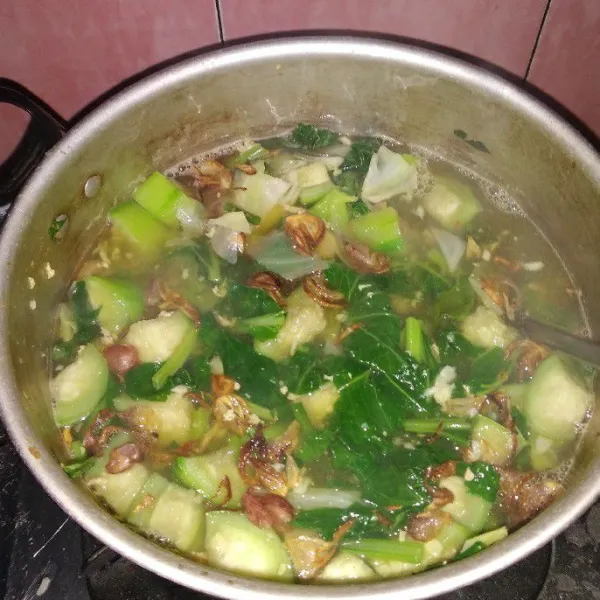Tes rasa, kemudian matikan api. Taburi dengan bawang goreng dan siap disajikan.