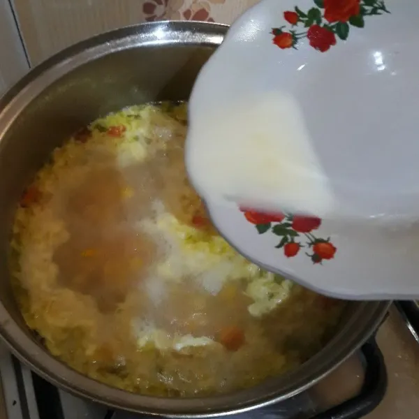 Terakhir tuang larutan tepung maizena, aduk rata. Sajikan sup jagung serabut telur selagi hangat.
