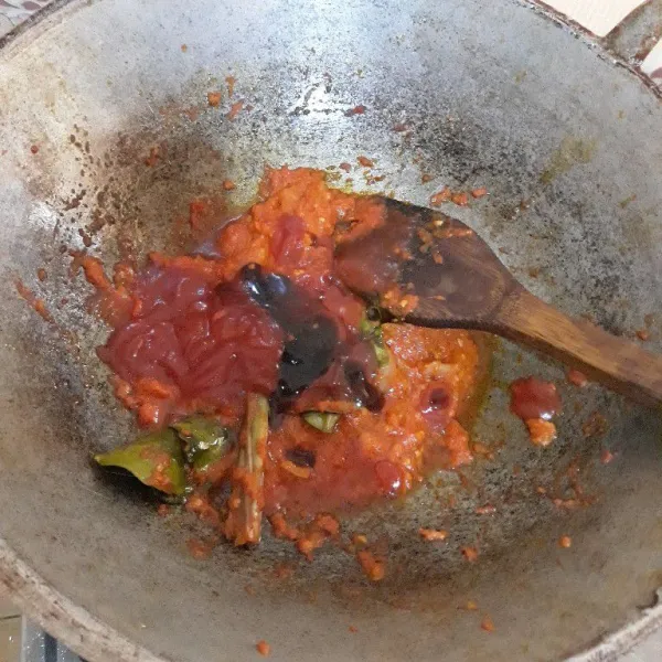 Setelah bumbu matang, tambahkan saus sambal, saus tomat dan saus tiram kemudian aduk rata.