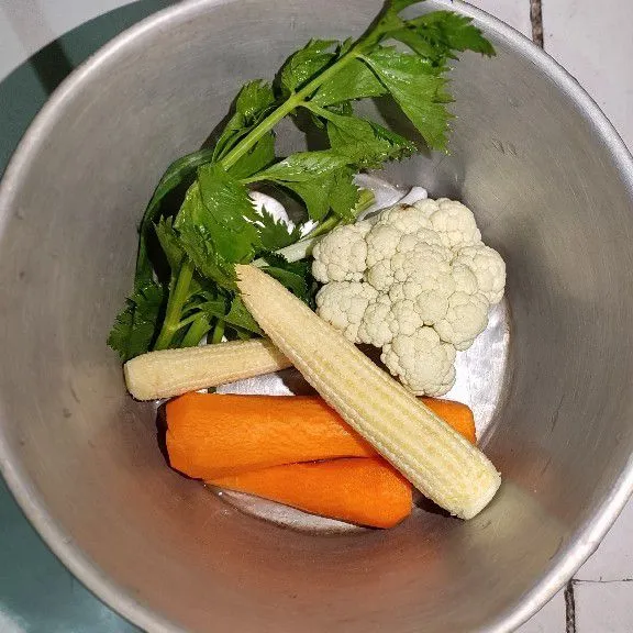 Cuci bersih isian sayur lalu potong sesuai selera.