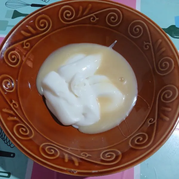 Campur bahan saus salad, mayonnaise dan susu kental manis, Aduk rata