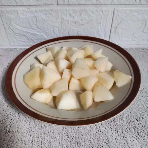 Kemudian potong-potong buah pear.