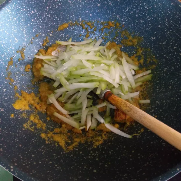 Masukkan labu siam, tumis setengah layu.