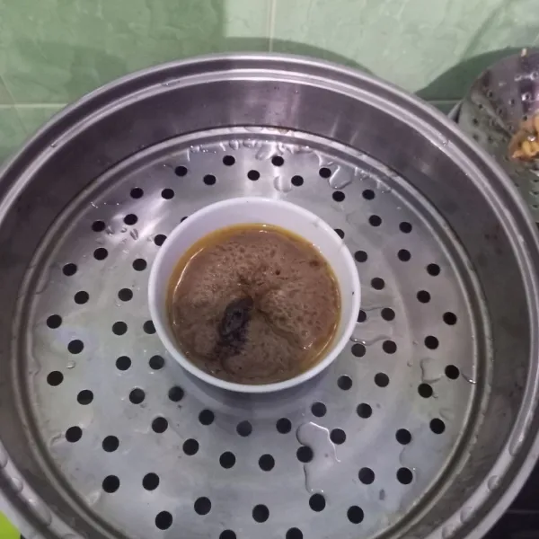 Kukus adonan kurang lebih 15 menit-an hingga tekstur kue memadat ketika ditusuk.