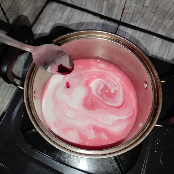 Rebus santan, tambahkan pewarna makanan dan sedikit garam.