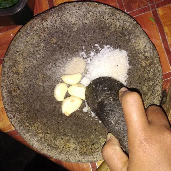 Haluskan bawnag putih, lada bubuk, gula dan garam.