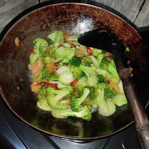 Masukan brokoli.. Tumis sampai tercampur rata. Masukan sedikit air. Masak sampai empuk
