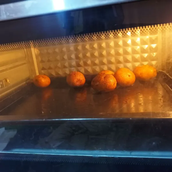 Panggang kentang selama 20 menit di oven dengan suhu 160C