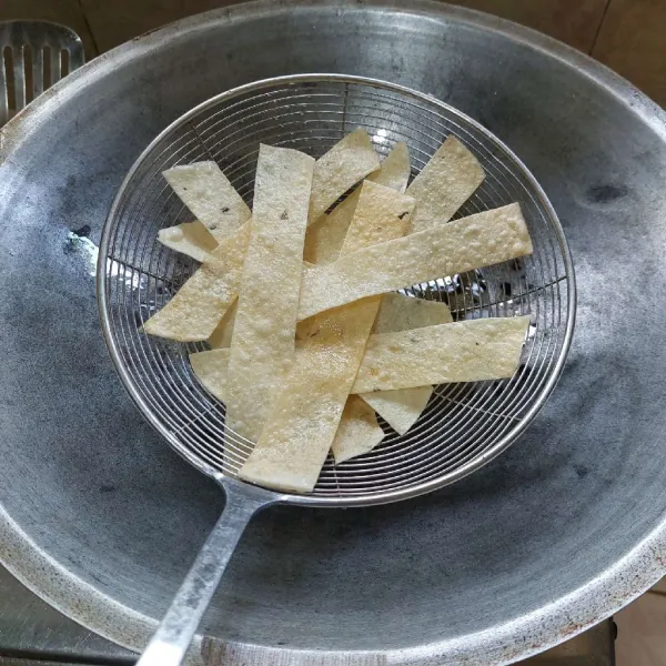 Goreng opak di minyak panas, tiriskan.