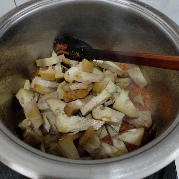 Tambahkan cubadak, aduk merata.