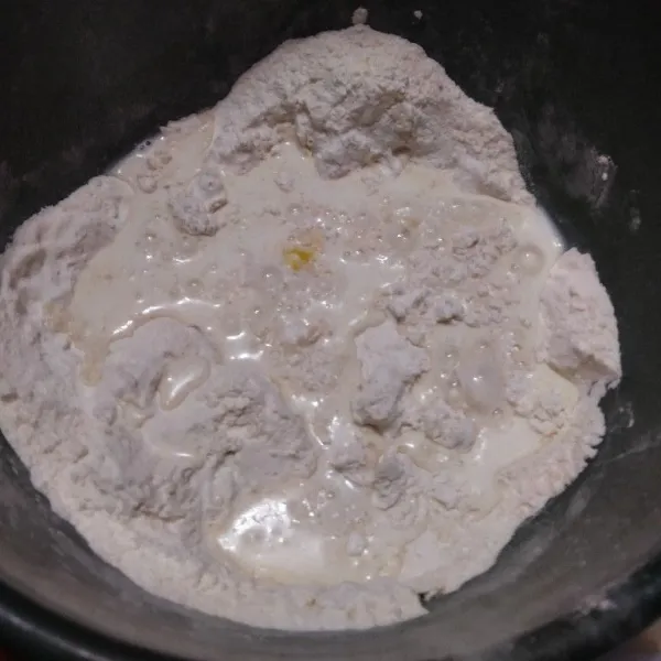 Tuang kuning telur dan susu cair, aduk setengah kalis.