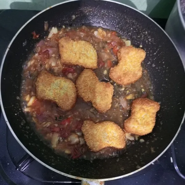 Lalu masukkan nugget, tumis sebentar hingga bumbu tercampur merata.