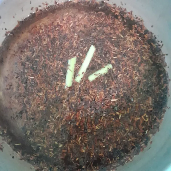 Rebus teh lalu tambahkan serai dan gula pasir, masak sampai mendidih.