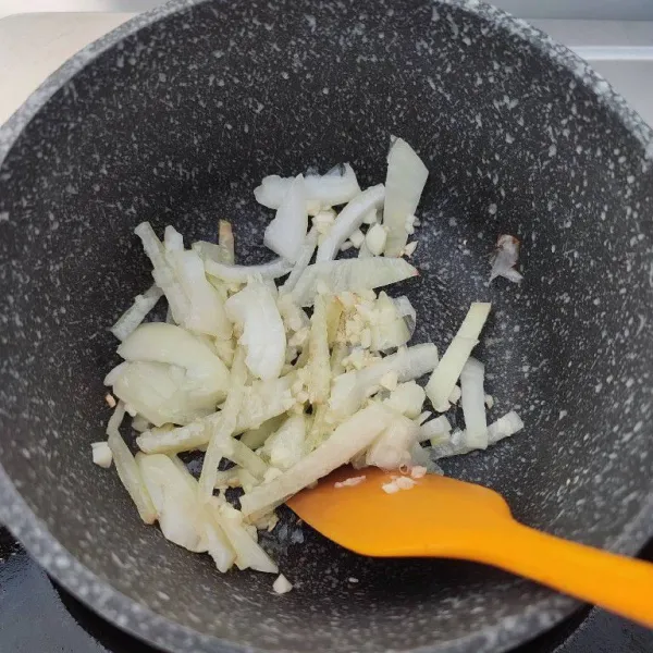 Panaskan minyak, tumis bawang putih cincang dan bawang bombai hingga harum dan layu.
