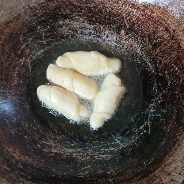 Goreng molen pisang dengan api kecil, hingga matang keemasan.