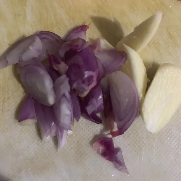 Potong bawang merah dan bawang putih.