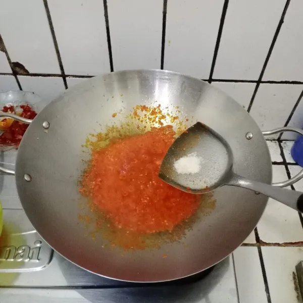 Masukkan garam, gula, dan kaldu bubuk. Aduk, koreksi rasa. Matikan kompor.