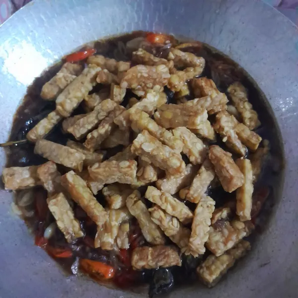 Masukkan tempe, aduk rata, masak hingga cairan terserap.