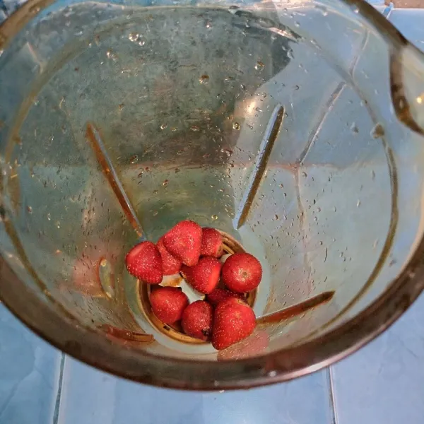 Cuci bersih buah strawberry dan masukkan ke dalam blender.